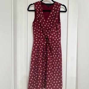 Banana republic spring dress in red with flower print and pretty tie in front